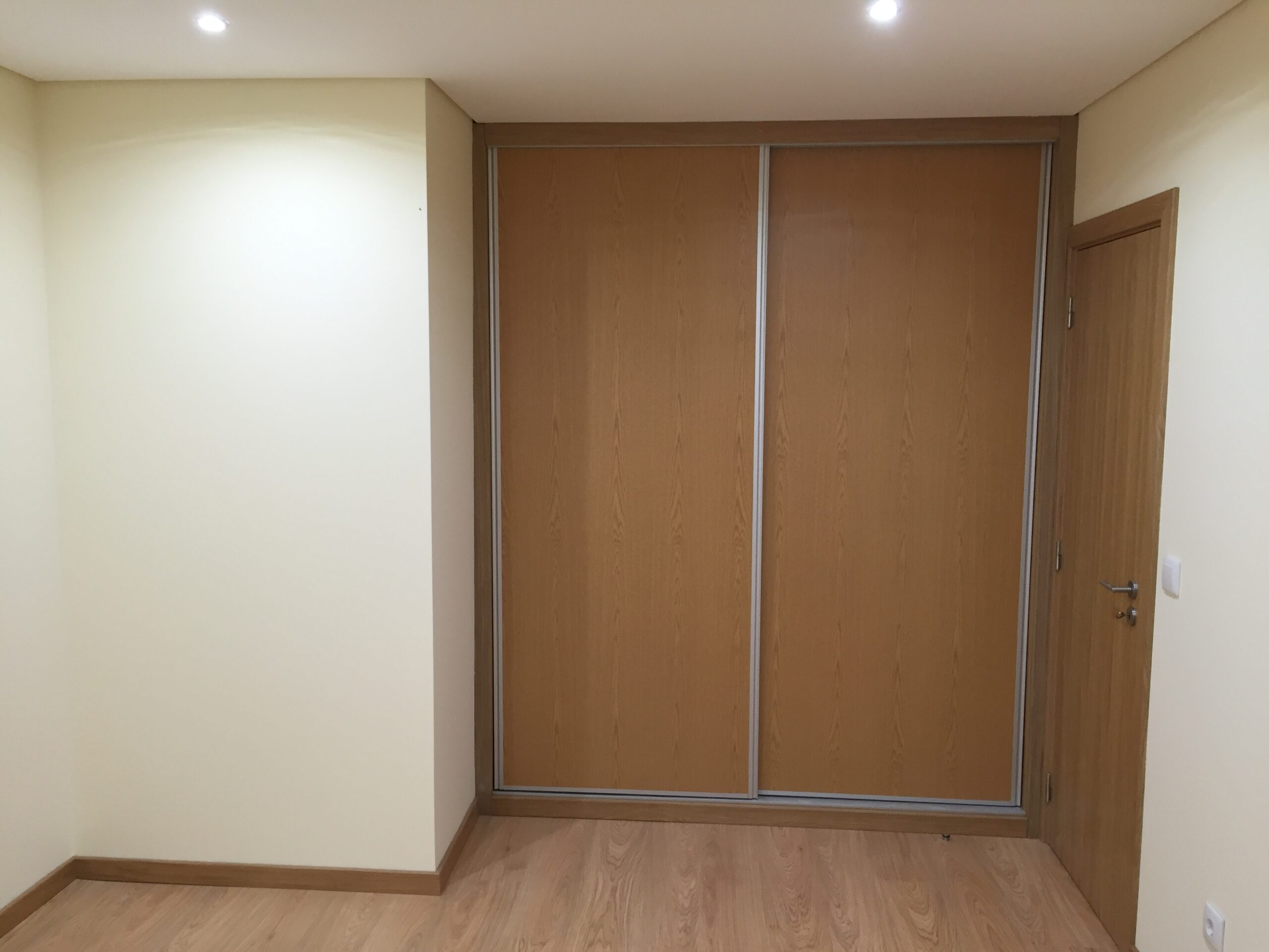  Roupeiros com portas tradicionais